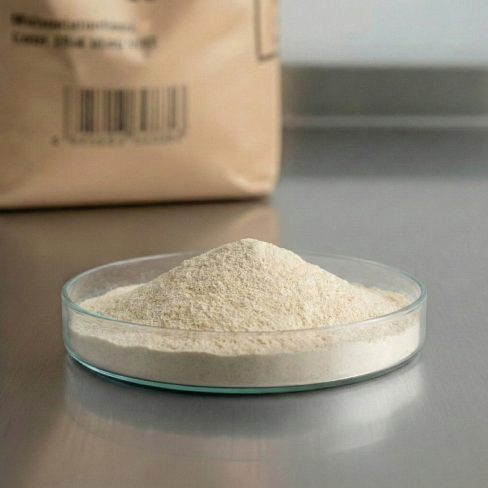 Hefeextrakt Pulver in einer Glasschale, ideal für die Mikrobiologie und Pilzzucht.